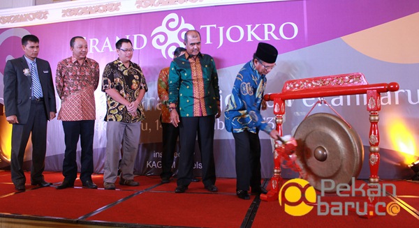 PLT Gubernur Riau HR Mambang Mit memukul gong tanda diresmikannya operasional Grand Tjokro Hotel di Pekanbaru, Provinsi Riau, Kamis (14/11/2013)